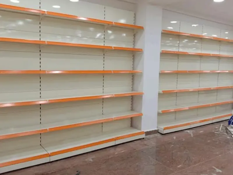 چیدمان مغازه با قفسه جنس آهنی